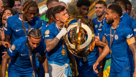 &nbsp;Enzo Fernández besa el trofeo de campeón del Mundial de Clubes. EFE/ Ángel Colmenares