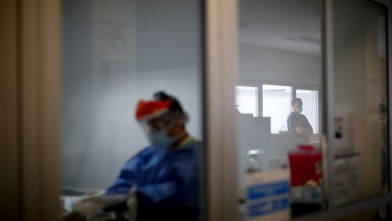 Un trabajador del área de terapia intensiva de un hospital de Buenos Aires atiende a un paciente. AP