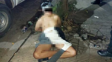 Ladrón atado a un poste en Isidro Casanova.