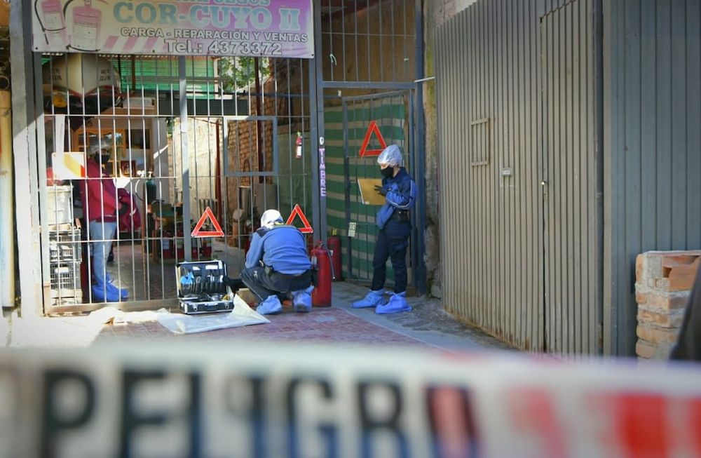 Policía Científica en el taller de venta y recarga de matafuegos. Orlando Pelichotti/Los Andes