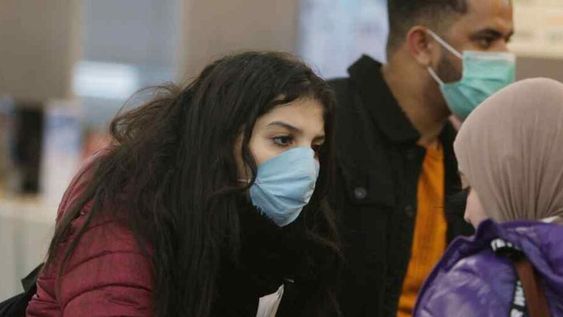 Los expertos especulan con que los pasajeros se podrían haber contagiado después de hacerse el test en la India 72 horas antes del vuelo. Foto: AP.