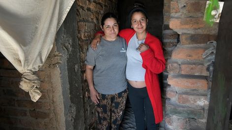 Los Andes | Recicladoras urbanas premiadas Celeste Alam, (42), pertenece al grupo colectivo de COREME que ganaron un premio por reciclar materiales, para transformar basura en juegos para armar y móvilesen la foto, junto a su nuera Marina Aráoz(21)Foto: Orlando