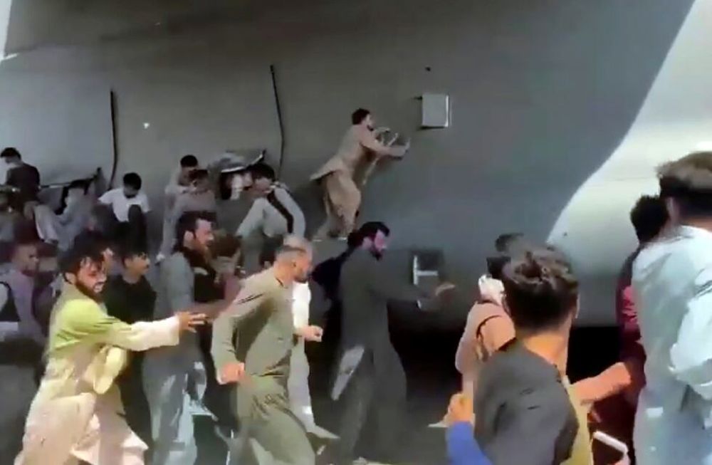 Miles de afganos se apresuraron a subir a la pista del aeropuerto, algunos tan desesperados por escapar de la captura de su país por los talibanes que se aferraron al avión militar estadounidense mientras despegaba y se precipitaba hasta la muerte. (CGU verificado a través de AP)