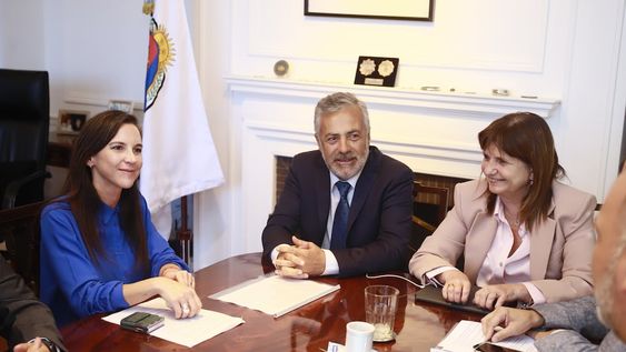 La ministra de Seguridad y Justicia de Mendoza, Mercedes Rus; el gobernador Alfredo Cornejo y la ministra de Seguridad de la Nación, Patricia Bullrich. Foto: Gobierno de Mendoza.