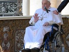 El papa Francisco reapareció en público tras superar una neumonía que amenazó su vida y emocionó a todos.