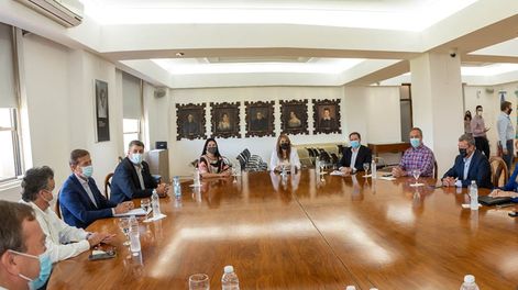 Los Andes | El gobernador, junto al vicegobernador Mario Abed y el ministro de Gobierno, Víctor Ibáñez, mantuvo un encuentro con la oposición para hablar sobre el laudo presidencial por Portezuelo del Viento.