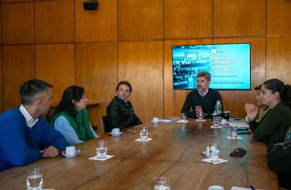 Ulpiano Suarez compartió con Gustavo Aguilera y concejales la iniciativa que limita la reelección indefinida de ediles. Foto: Municipalidad de Mendoza.