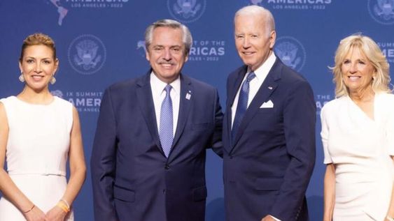 Alberto fue recibido por Joseph Biden y la primera dama estadounidense, Jill Biden, durante la Cumbre de las Américas. Foto: Web
