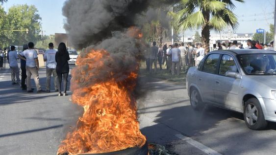 Los empleados de Platinum cortaron el tránsito frente al a empresa en señal de protesta por la muerte de Emiliano Fernández. / Orlando Pelichotti - Los Andes
