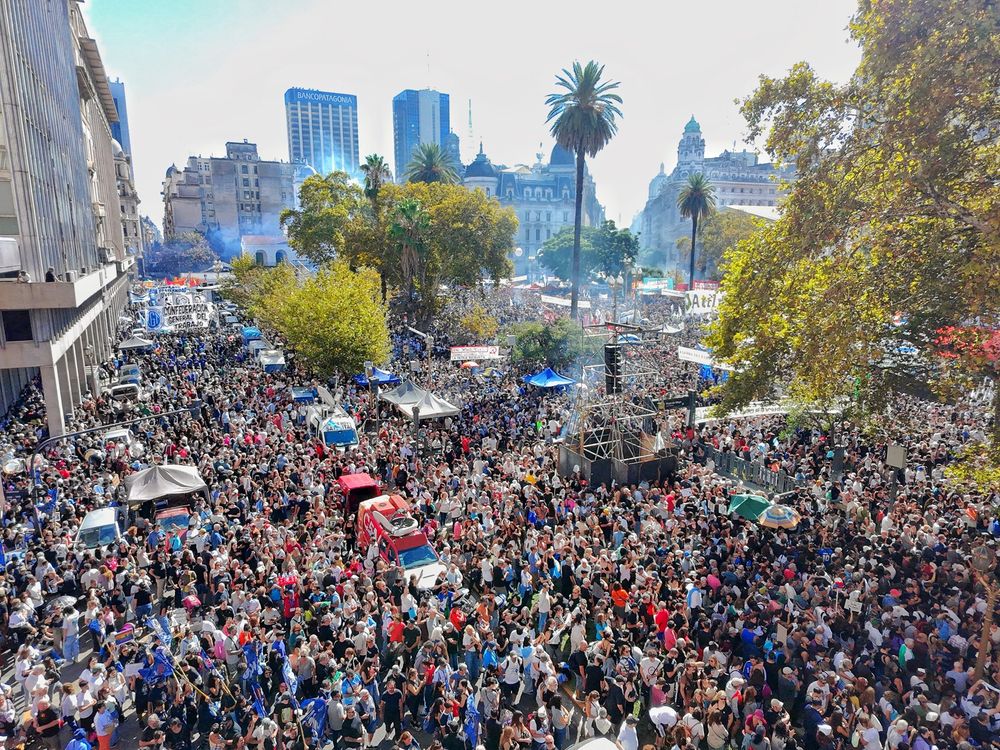 Organismos de derechos humanos realizarán hoy la marcha en Plaza de Mayo para conmemorar un nuevo aniversario del Golpe de Estado de 1976, que en esta oportunidad tendrá una simbología especial por cumplirse 50 años. En ese marco se realizarán movilizaciones en las ciudades más importantes del país por el Día de la Memoria, Verdad y Justicia, mientras que la principal convocatoria, como siempre, será en la histórica plaza frente a la Casa Rosada.