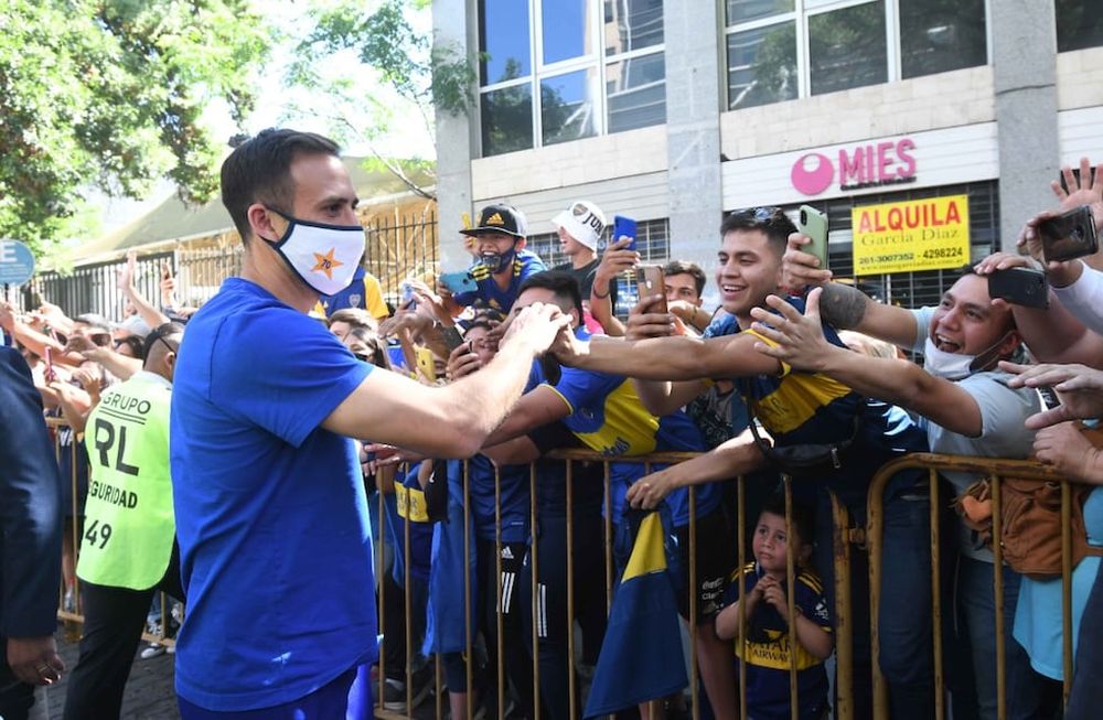 El capitán de Boca, Carlos Izquierdoz, saluda los fanáticos Xeneizes. / José Gutiérrez ( Los Andes).