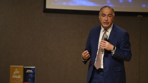 El senador de Chile, Francisco Chahuán, visitó Mendoza para encabezar una conferencia sobre gobernanza anticipatoria en la Legislatura provincial.