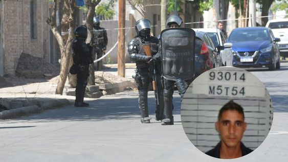 Un importante operativo policial con efectivos de Infantería se instaló en el barrio San Martín tras el incidente. | Foto: Ignacio Blanco / Los Andes