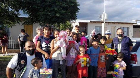 Los Andes | El cuerpo de bomberos de ese departamento del Valle de Uco realiza campañas para Navidad y también para Reyes. Aquí, la experiencia de la última festividad, en enero.
