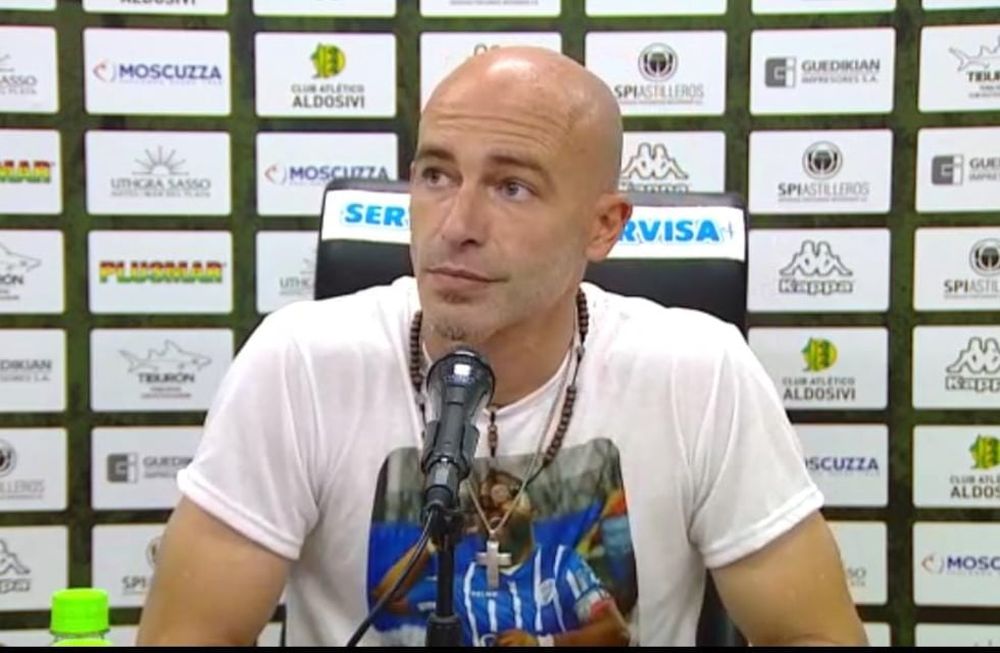 Homenaje. El Gallego Méndez lució en la conferencia de prensa la remera con la imagen del Morro García con la que salieron a la cancha. / Prensa Club Godoy Cruz.