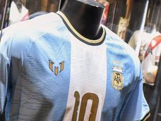 Lionel Messi le regaló a River Plate la camiseta de su despedida de la Selección argentina, firmada con una dedicatoria especial para los hinchas del Millonario.