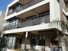 un oasis urbano donde la arquitectura y el verde conviven en armonia