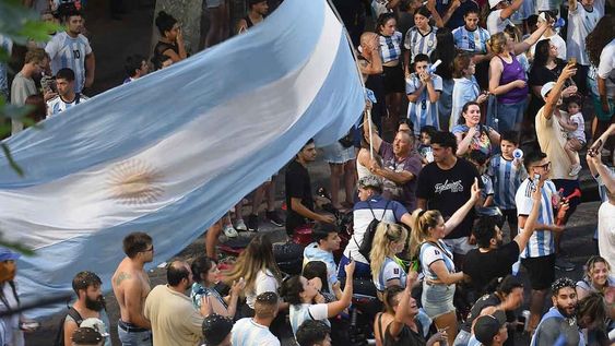 Tras el partido que la selección Argentina juega el domingo a las 12 de por la final del Mundial de Fútbol, se espera gran convocatoria de personas en el microcentro por los festejos.Foto: José Gutierrez / Los Andes
