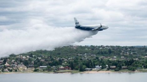 El avión Boeing 737 FireLiner sobrevuela a baja distancia Carlos Paz y el lago San Roque y genera preocupación en los vecinos por el líquido que lanzó.  El avión Boeing 737 FireLiner sobrevuela a baja distancia Carlos Paz y el lago San Roque y genera preocupación en los vecinos por el líquido que lanzó.