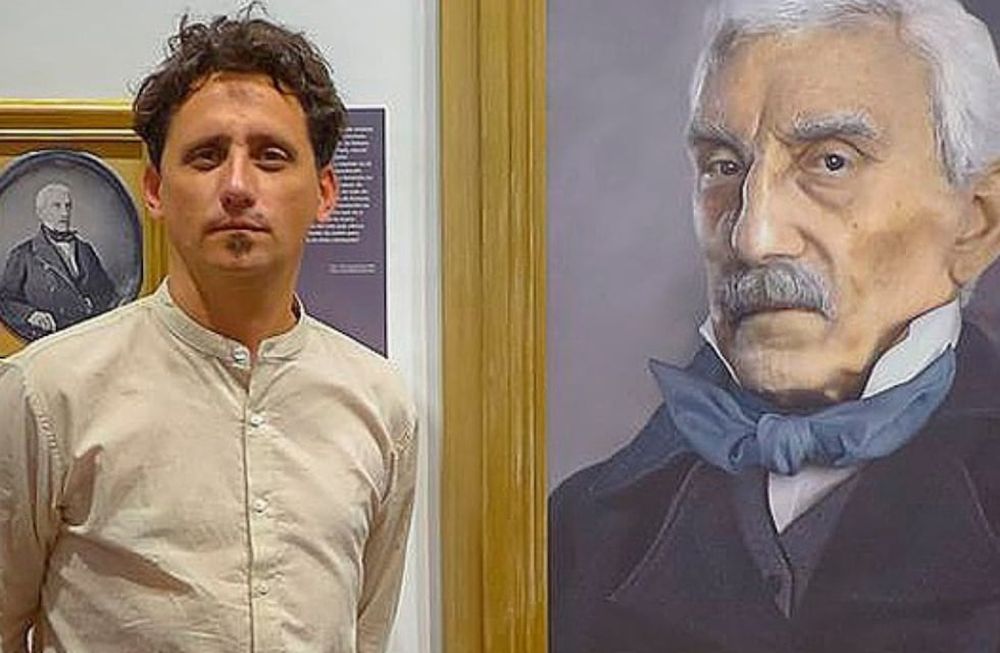 Ramiro Ghigliazza junto a su obra hiperrealista de Don José de San Martín