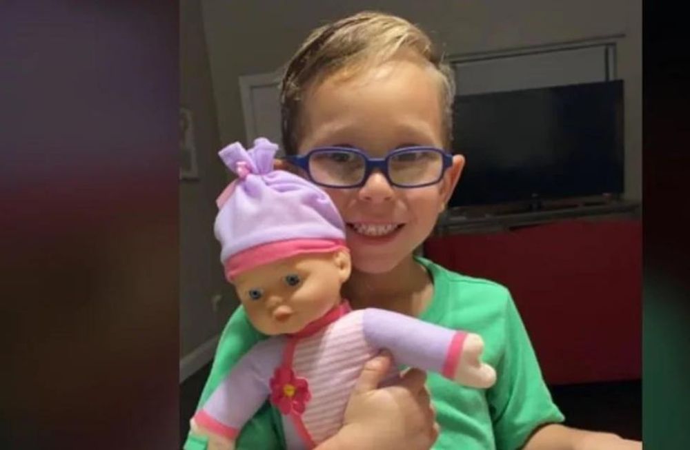 La publicación en Facebook se llenó de elogios por la mentalidad abierta de la madre y lo adorable del niño. Foto: Web