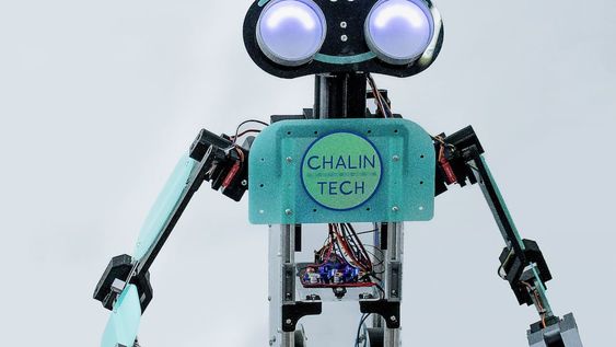 Papert, un robot humanoide de creación nacional que ha logrado interactuar con personas y es fuente de consultas.