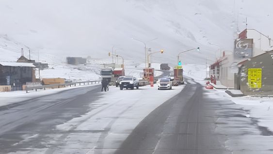 Comenzaron las nevadas en la zona de alta montaña luego del zonda