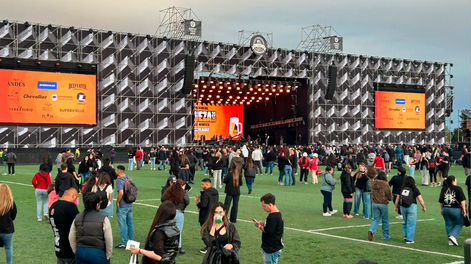 Arrancó la Fiesta Provincial de la Cerveza: atardecer a la espera de Cazzu y Molotov.