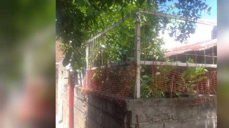 El hecho ocurrió en una casa de pasillo ubicada en Ayacucho al 4500.La policía llegó al lugar y pudo comprobar que los tres habían fallecido. Gentileza: Rosario 3.