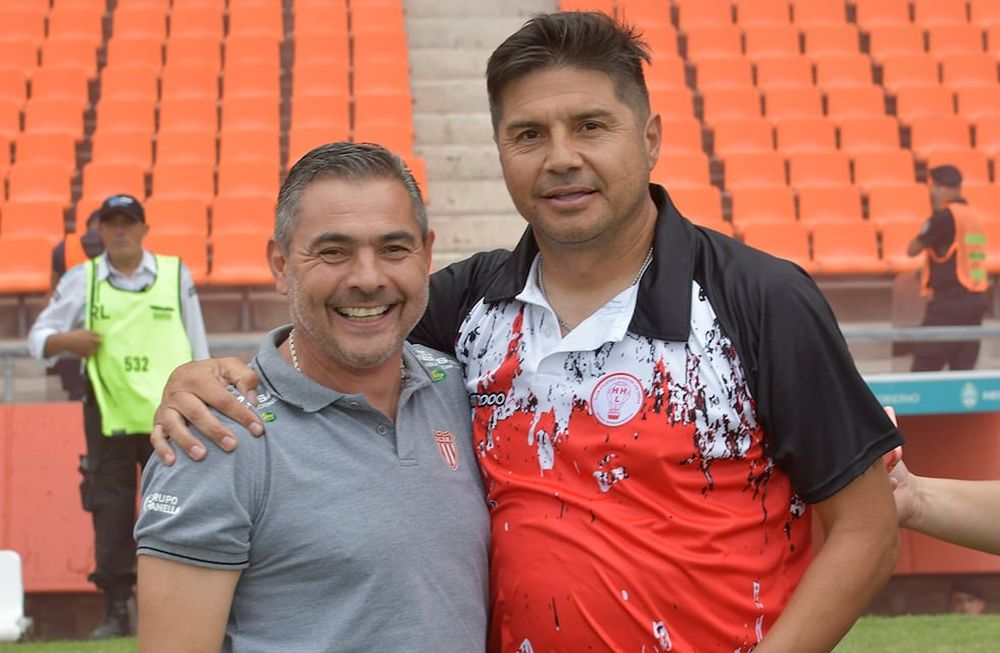 En la previa del partido, el entrenador de Huracán Las Heras, Alejandro Abaurre (derecha) estrechó un abrazo con el Toti Arias, DT del Chacarero. Foto: Orlando Pelichotti