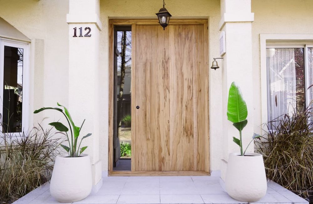 Puertas de madera que dan la bienvenida al hogar: ¿por qué son tendencia?