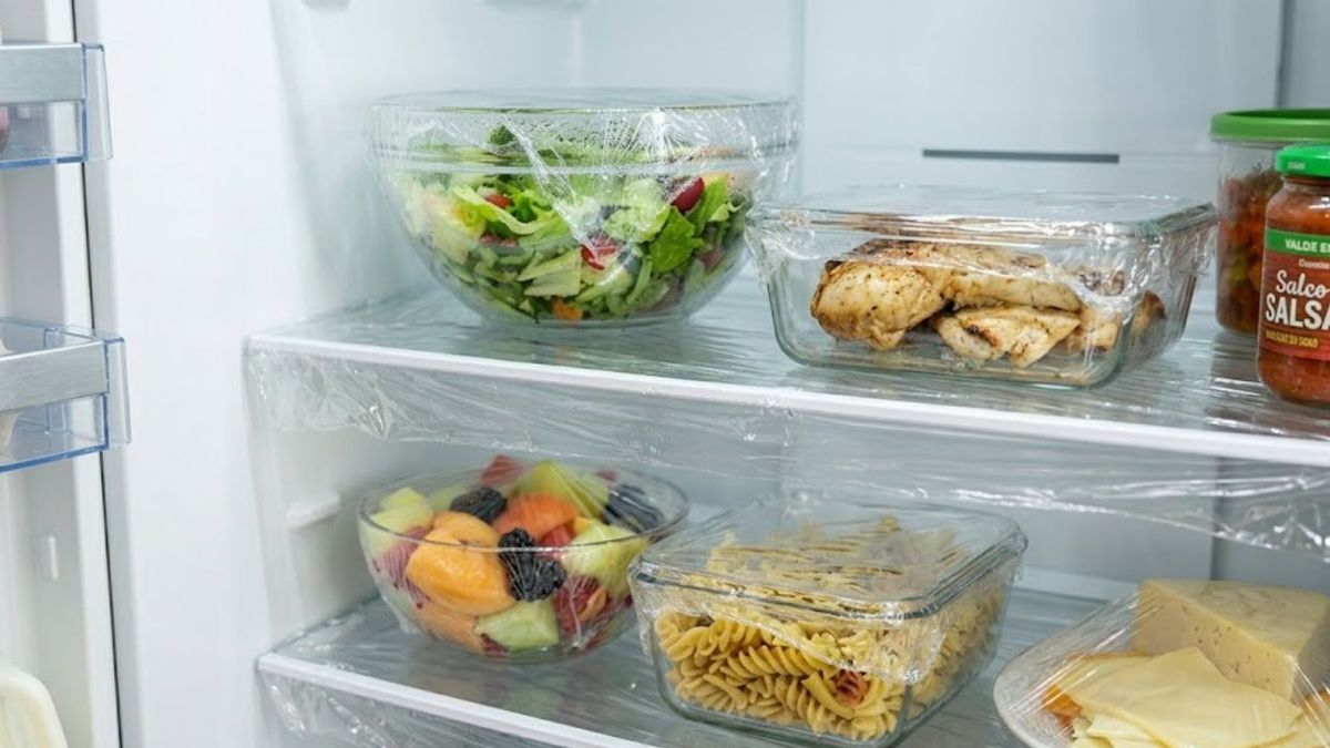 Poner papel film sobre los estantes de la heladera: por qué este truco es tendencia y para qué sirve