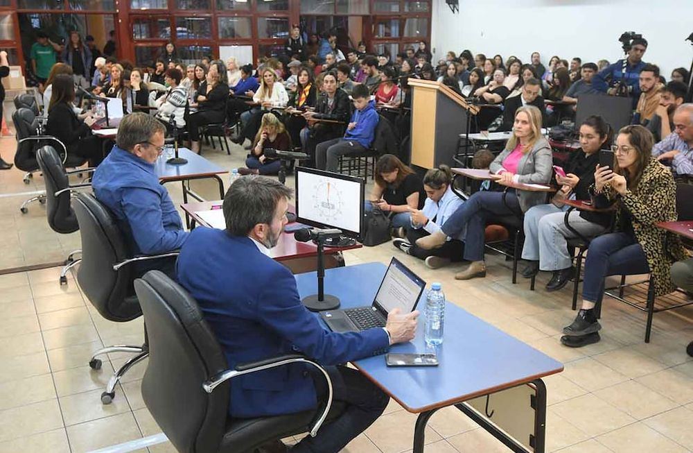 Debate de los candidatos a Diputados Nacionales por Mendoza sobre proyecto de educación en la Facultad de Educación de la UNCuyoLisandro Nieri de Juntos Por el Cambio, Martín Aveiro de Unión por la Patria, Laura Espeche del FIT y Mirta Diaz candidata a Legisladora del Parlasur.Foto: José Gutierrez / Los Andes