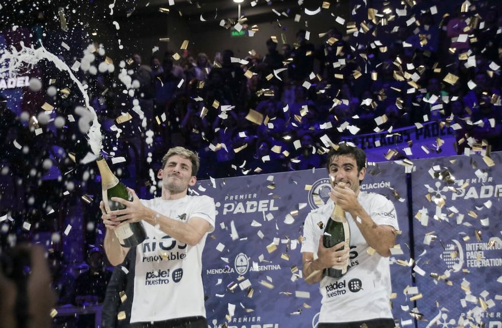Franco Stupaczuk y Pablo Lima celebran en Mendoza. Fueron campeones del Premier Pádel 2022. / Mendoza Premier Pádel