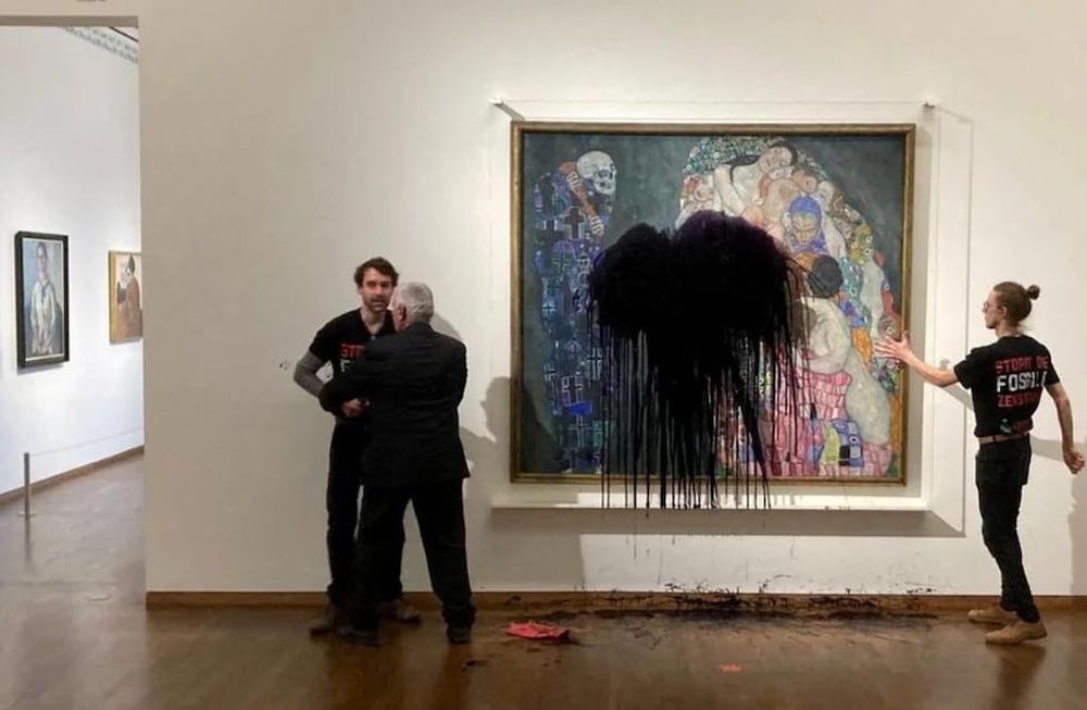 La pintura de Gustav Klimt después de que activistas de Last Generation Austria (Letzte Generation Oesterreich) derramaran aceite sobre ella en el museo Leopold de Viena