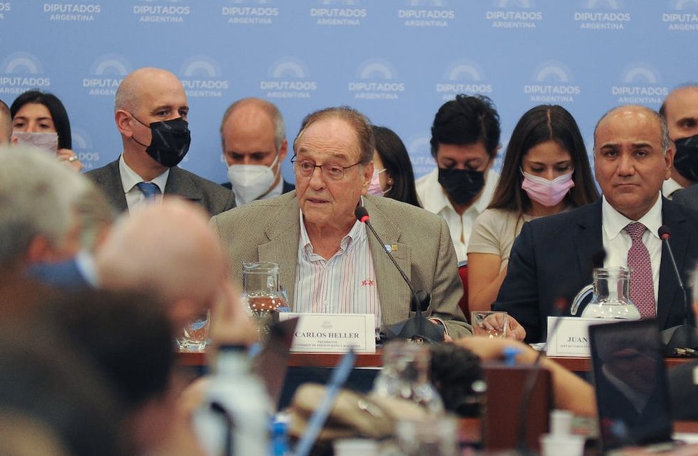 El presidente de la Comisión de Presupuesto y Hacienda, Carlos Heller, junto al jefe de Gabinete, Juan Manzur (Foto: Federico López Claro)