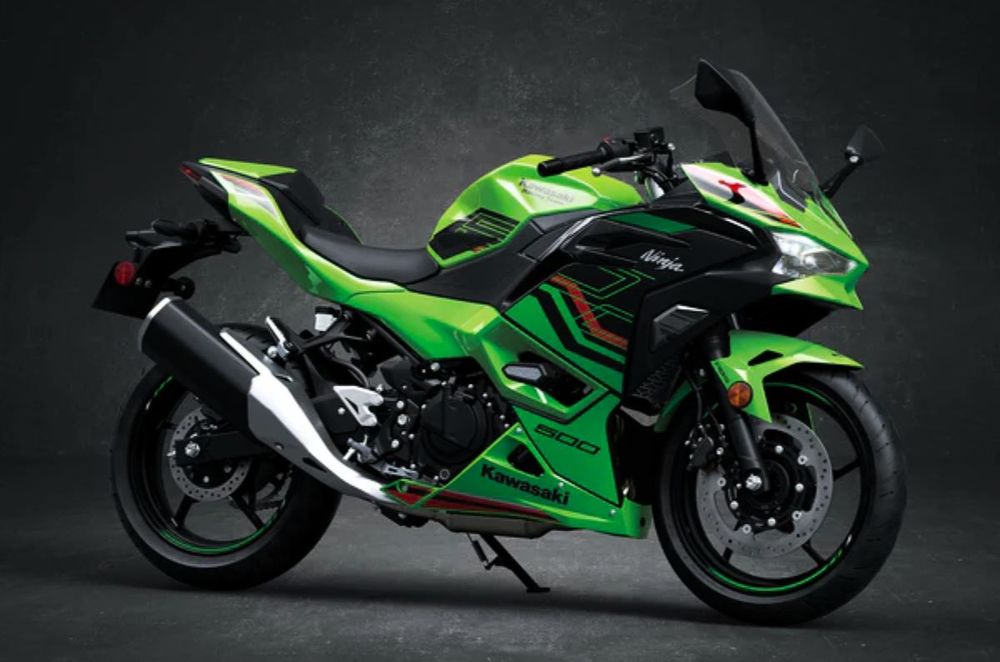  El diseño de la Ninja 500 SE KRT ABS se destaca por intermitentes LED y un panel de instrumentos TFT a color con conectividad Bluetooth. 