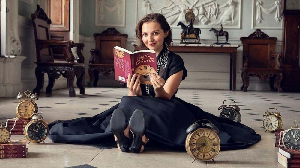 El elenco está encabezado por Mia McKenna-Bruce, ganadora del BAFTA a la Estrella Emergente.