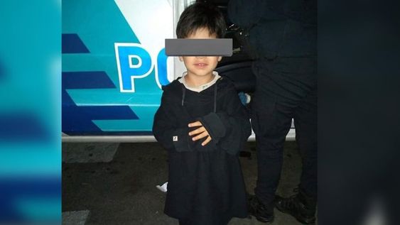 El nene vestía solo un pijama y fue encontrado por una familia en la intersección de las calles 66 y 137, en la esquina del Banco Provincia. Foto: Web