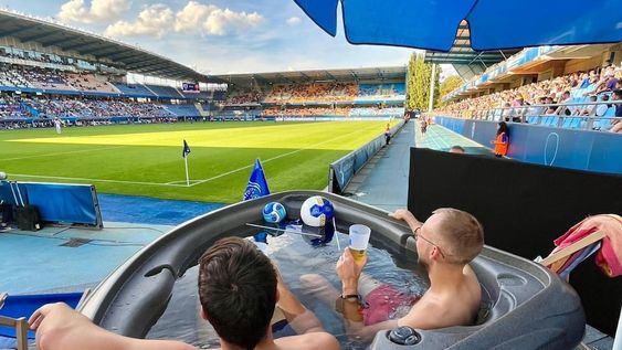Dos fans del Troyes miraron el partido de una peculiar forma