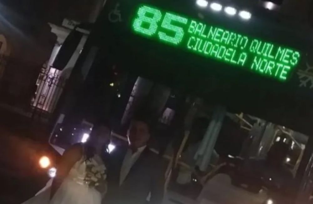 Una pareja de novios llegó a la iglesia donde iban a casarse en un colectivo de línea.