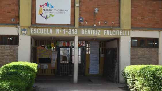 En la escuela Beatríz Falcitelli, ubicada en Mitre y Ameghino de Ciudad, detuvieron a un celador por un presunto abuso sexual. Foto José Gutiérrez.