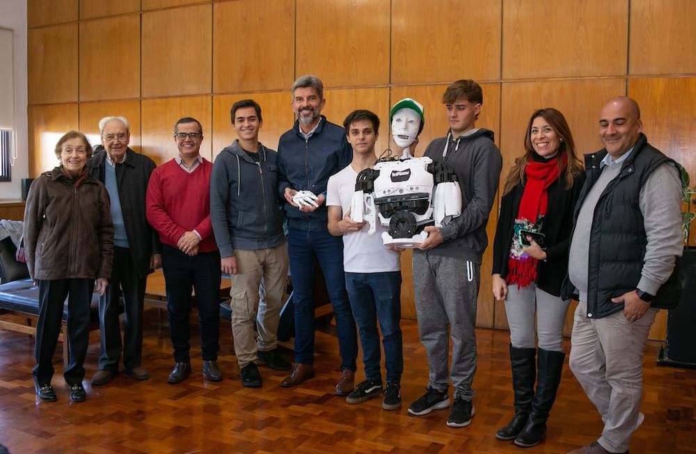 Ulpiano Suarez recibió a alumnos que desarrollan un robot inclusivo