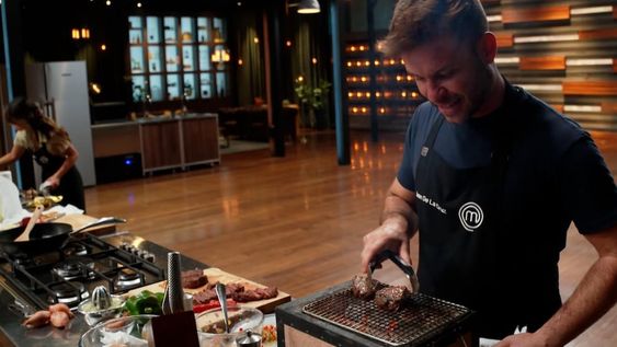 Francis Mallmann, su paso por Popstars y asado argentino salvaron al mendocino en el MasterChef más visto del mundo. Foto: Instagram @delacruzcooks