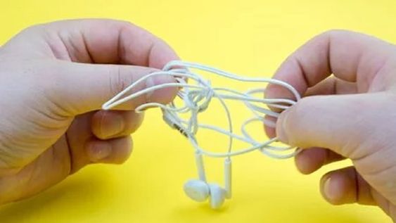 ¿Por qué los cables de los auriculares se enredan todo el tiempo? Esto respondió la inteligencia artificial (Imagen ilustrativa / Web)
