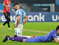 Maravilla Martínez se retiró sin consuelo del estadio de Avellaneda, tras el empate que dejó a Racing eliminado de la Copa Sudamericana. No fue la noche del goleador. Maravilla Martínez se retiró sin consuelo del estadio de Avellaneda, tras el empate que dejó a Racing eliminado de la Copa Sudamericana. No fue la noche del goleador.