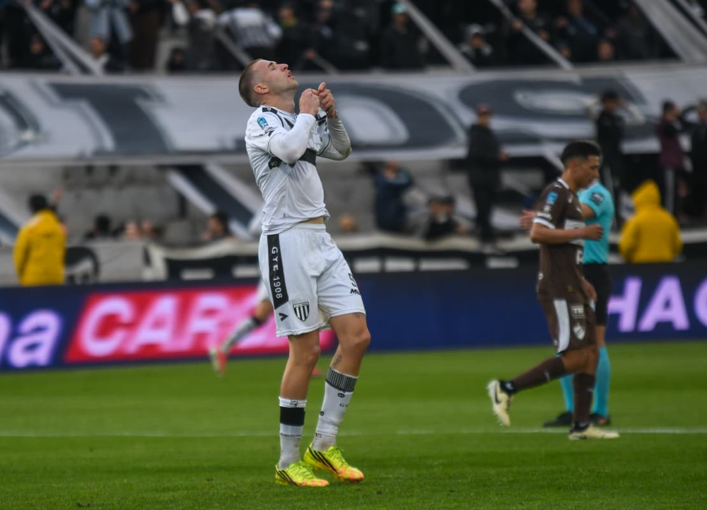 El goleador se dejó caer en el campo de juego del Víctor Legrotaglie y pidió el cambio.