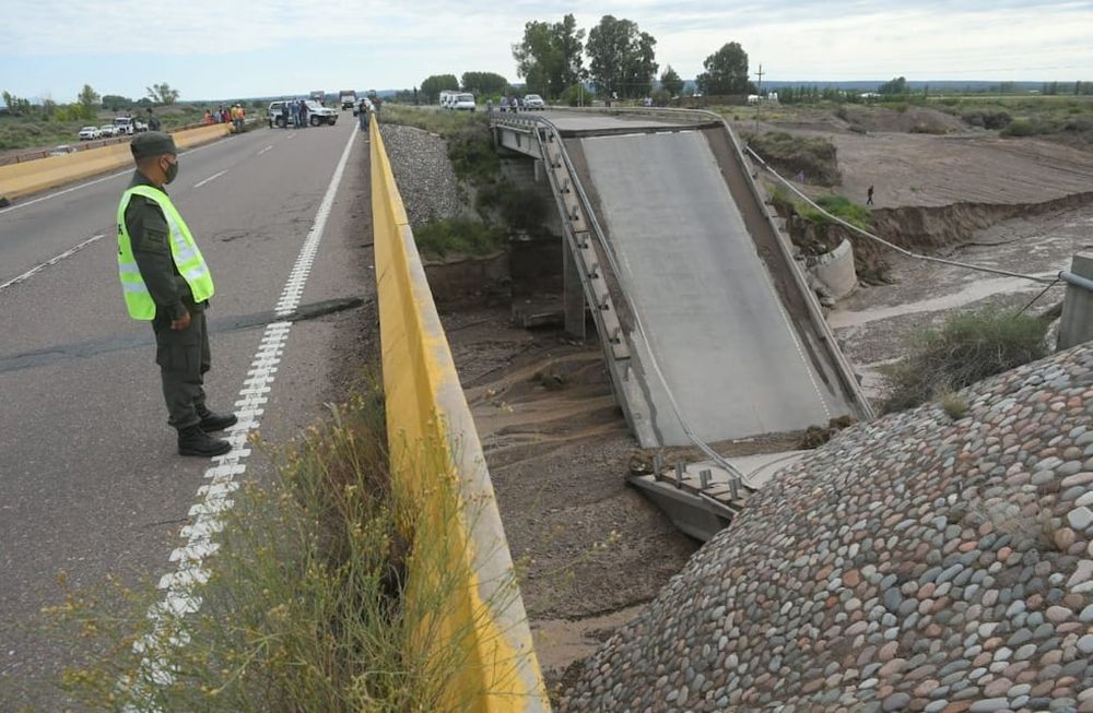 Hace casi un año se derrumbó un puente sobre Ruta 40 a la altura de Luján de Cuyo debido a la crecidas de los ríos secos. Foto: Ignacio Blanco / Los Andes