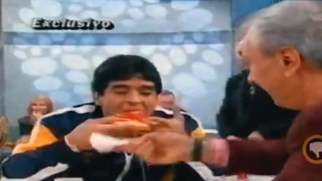 Diego Maradona comiendo pizza en el programa de Mauro Viale. (Foto: Captura)