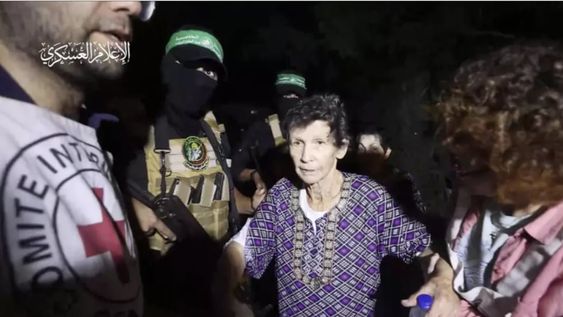 En la imagen, una mujer israelí, secuestrada por el grupo terrorista el 7 de octubre, es entregada a la Cruz Roja en una ubicación desconocida el 23 de octubre de 2023. Fue la primera en ser liberada para el inicio de las negociaciones.
